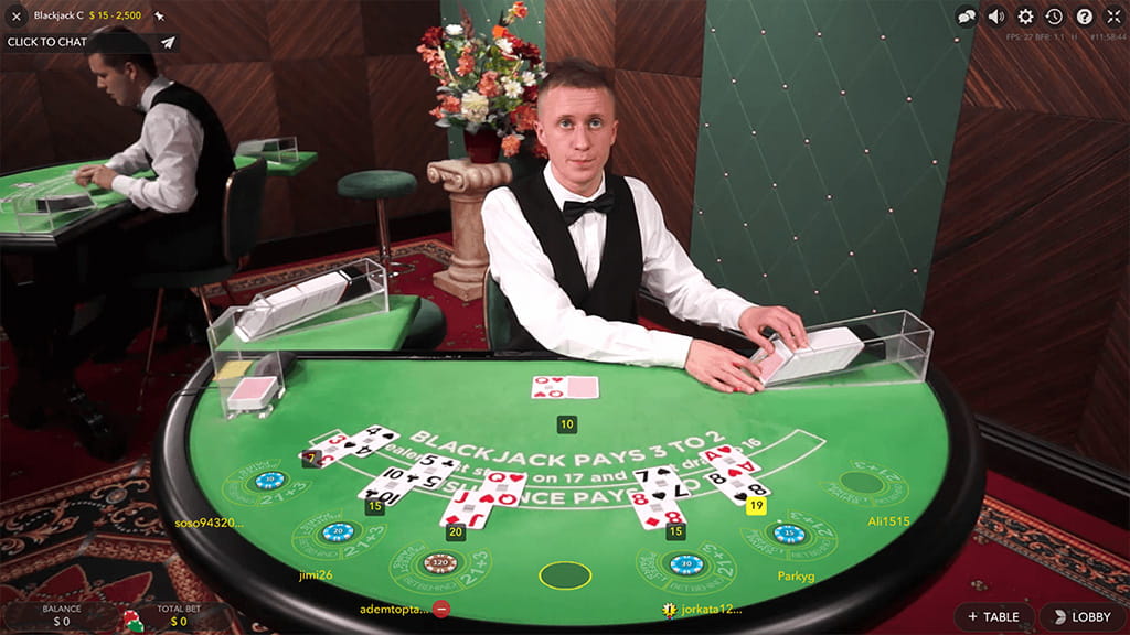 Ein männlicher Live Dealer am Spieltisch bei Evolution live Blackjack.