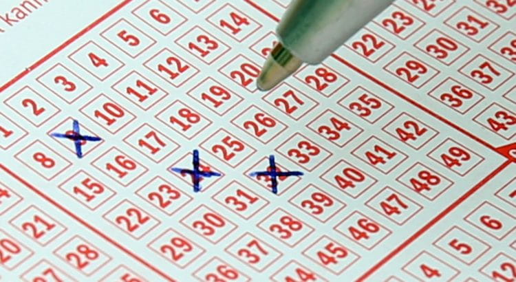 Lottoschein wird mit Kugelschreiber ausgefüllt.