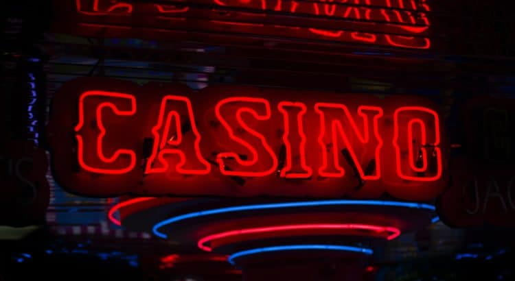 Neonschriftzug Casino in Rot.